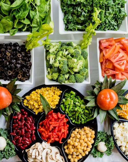 Composition colorée de fruits et légumes frais sur une table en bois