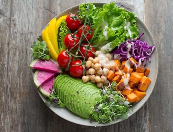 Assiette de légumes frais et colorés symbolisant une alimentation saine et plaisir