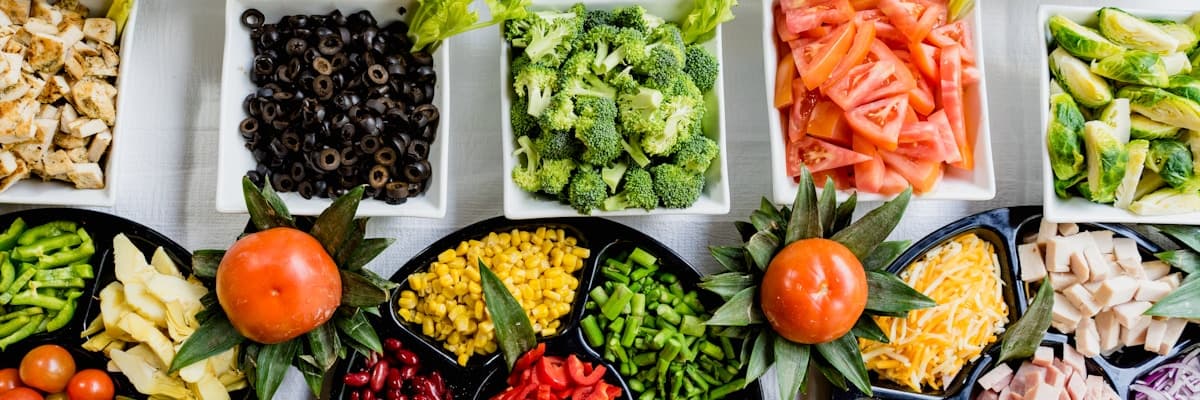 Variété de fruits et légumes frais et colorés pour une alimentation saine chez les adolescents