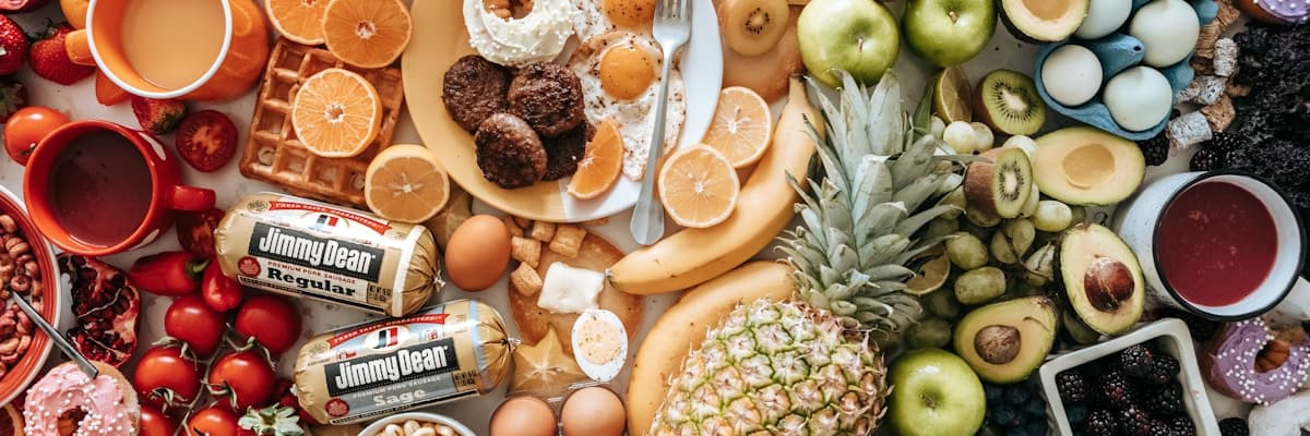Table conviviale avec des plats sains à partager en couple