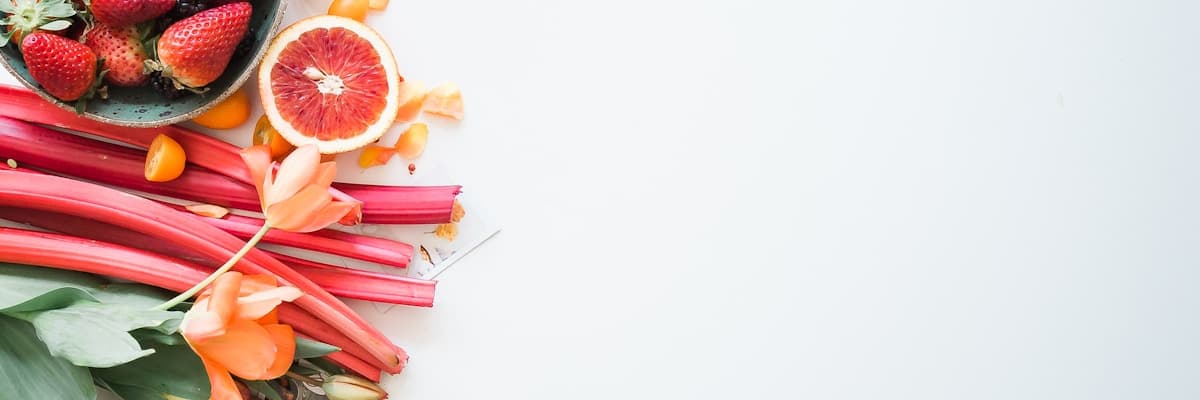 Bol de fruits frais et smoothie sain pour la nutrition pendant la grossesse