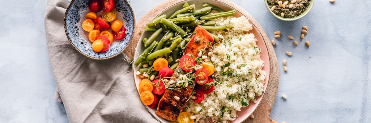 Préparation de repas sains et variés avec des ingrédients frais pour des menus personnalisés